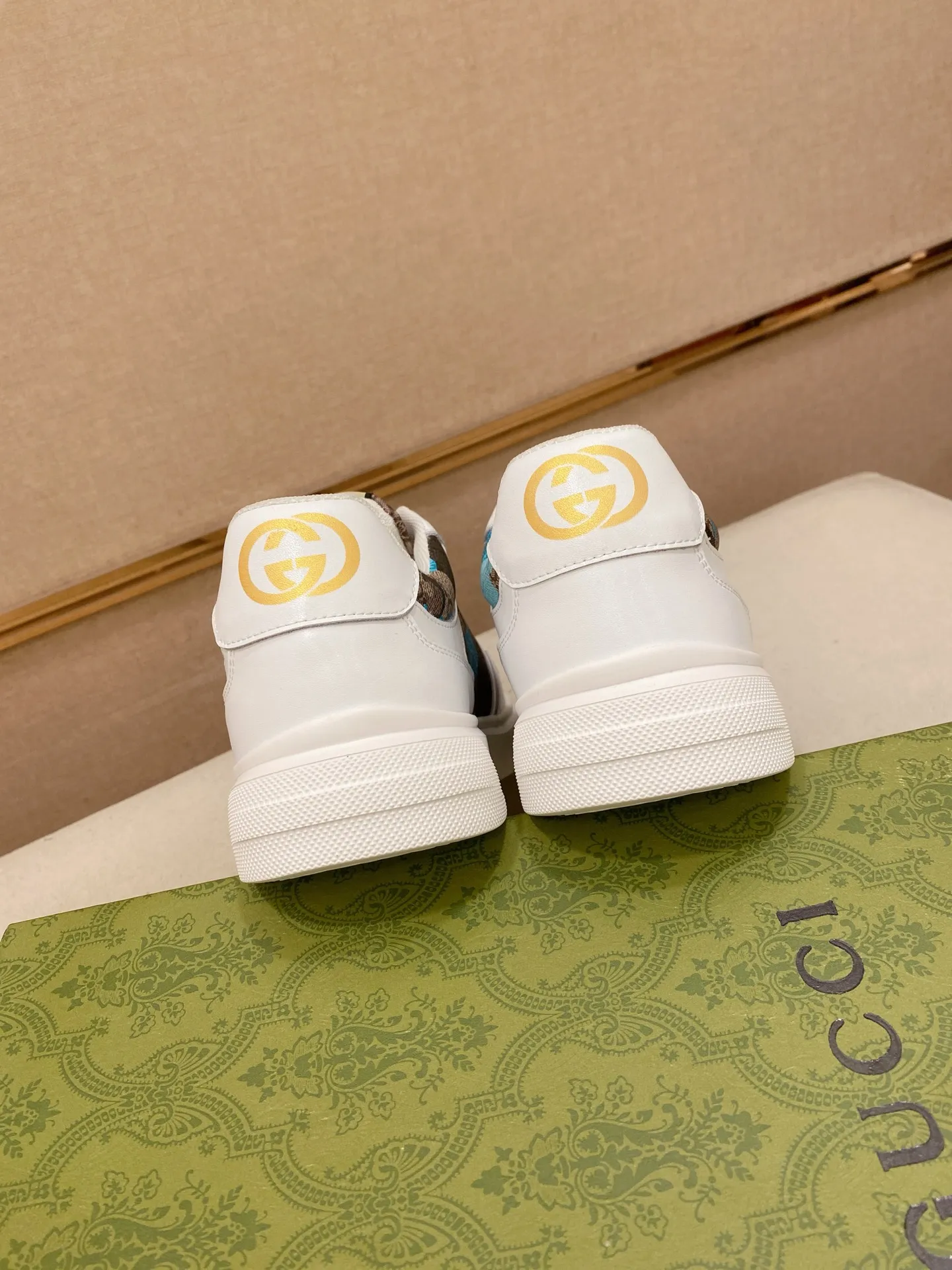 Ex-factory price 400💰【Gucci】Gucci men’s latest series of casual shoes! The official website is built 1:1. The upper is made of imported high-quality cowhide, and the lining is made of high-quality sheepskin, which is soft and comfortable. Picky selection of materials and exquisite workmanship give you the best enjoyment. Number of yards: 38-44 yards.